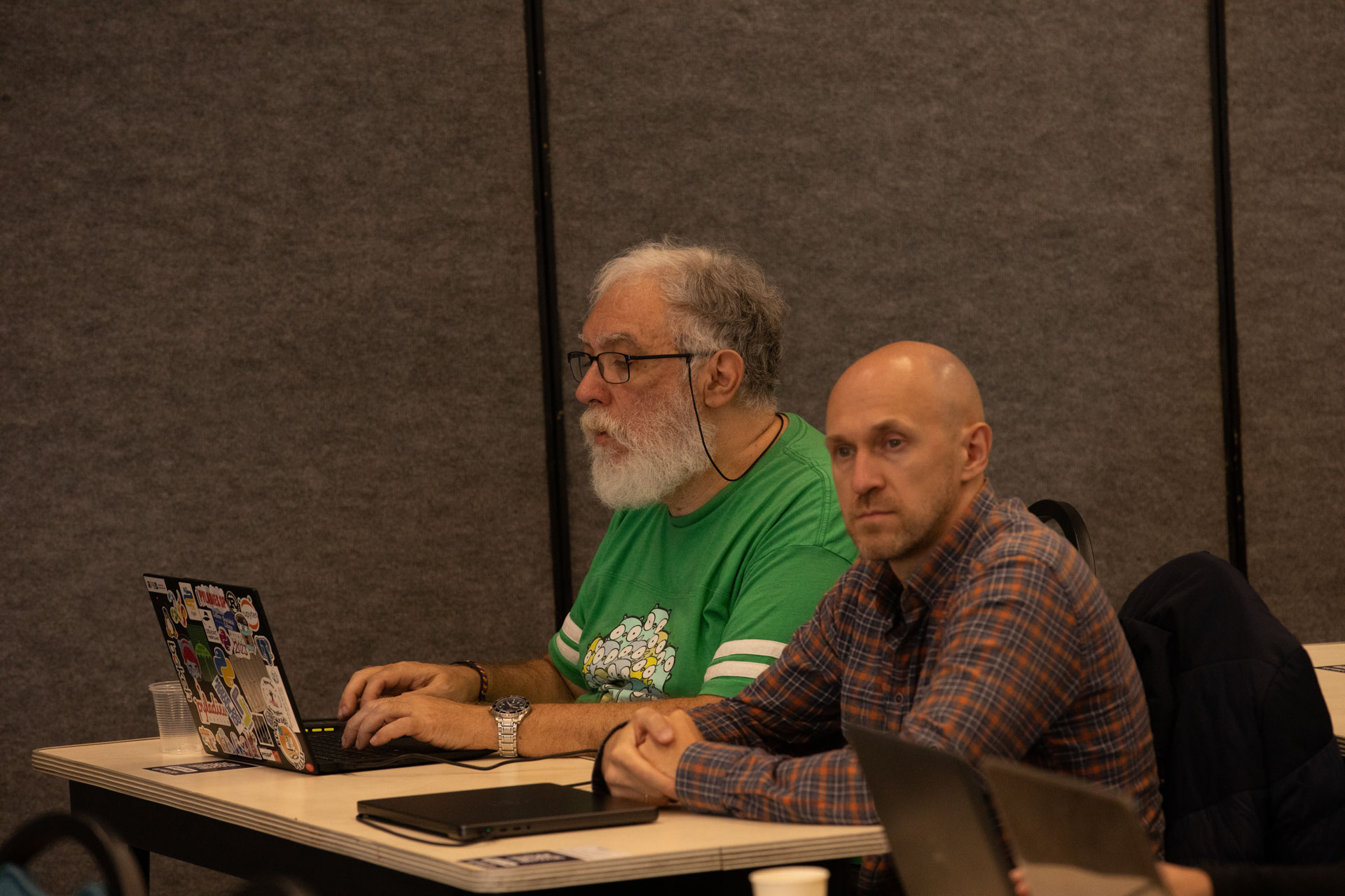 GopherCon LATAM 2026 — two developers sharing a table and following the live coding.