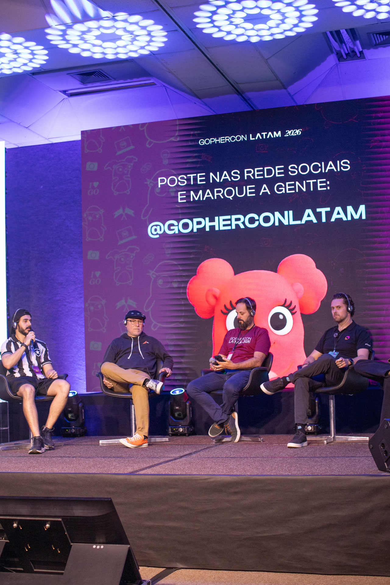 GopherCon LATAM 2026 — the main stage panel beside the GopherCon LATAM mascot.